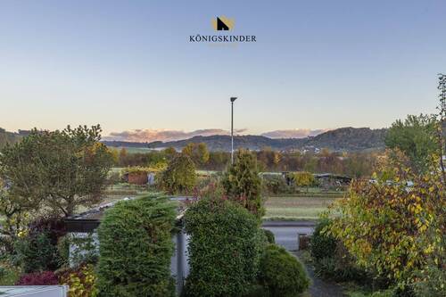 und nach Osten: freier Blick in die Weinberge und zum Schwabenwald - 