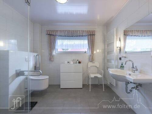 modernes Duschbad im EG - 