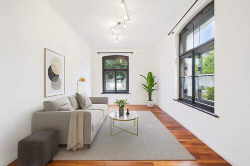Bild 1 - Stilvoll wohnen im denkmalgeschützten Herrenhaus! 2,5-Zi.-Whg. kernsaniert mit Balkon u. Garten