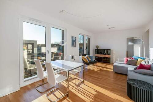 Wohn- und Esszimmer mit Einbauküche - Lichtdurchflutete Neubauwohnung mit Südbalkon an der Victoriastadt