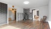 Wohnzimmer - Mehrfamilienhaus, Wohnhaus mit 120,00 m&sup2; in Schalkholz zum Kaufen