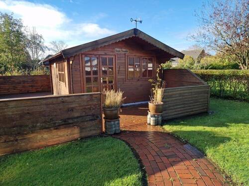 Holzschuppen mit angrenzender Terrasse - 