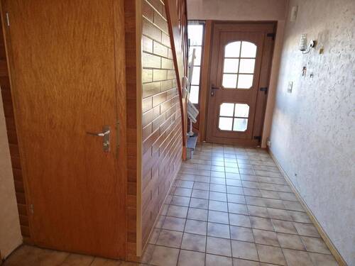 Eingangsbereich und Treppe nach oben sowie Abstellkammer - 