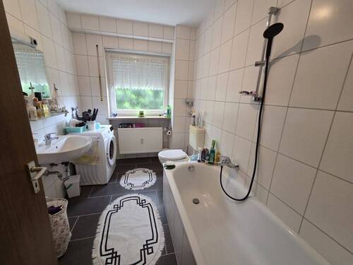 Bad mit Fenster, WC, Waschmaschinenanschluss - 