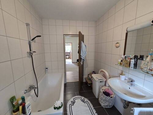 Wanne und Waschbecken - 