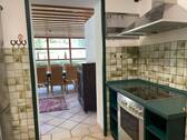 Wohnung 3: Küche mit Blick in das Esszimmer in Wintergartenoptik - 