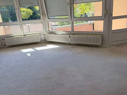 Wohnzimmer mit Türe zur Loggia - 