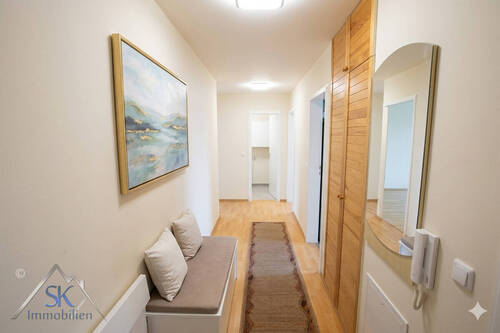 Flur mit Einbauschrank - 2 Zimmer Etagenwohnung in Puchheim