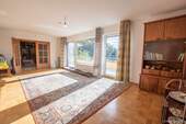 Wohnzimmer Erdgeschoss mit Terrassenausgang - 8 Zimmer Einfamilienhaus in Hameln