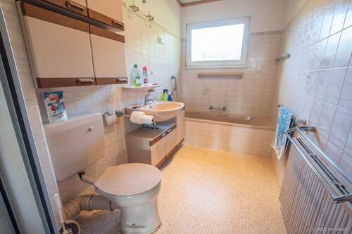 Badezimmer mit Dusche/Badewanne Erdgeschoss - 