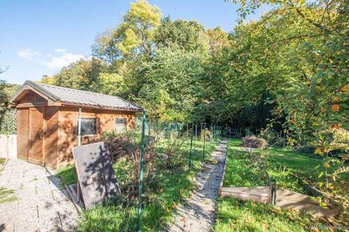 Gartenansicht und Gartenhütte - 