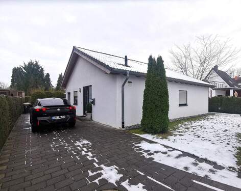Hausansicht - Reserviert! Außergewöhnlicher, barrierefreier Architekten-Bungalow mit Garten und Terrasse
