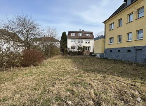 Grundstück rückwärtig - Mehrfamilienhaus, Wohnhaus mit 291,00 m&sup2; in Höhr-Grenzhausen zum Kaufen