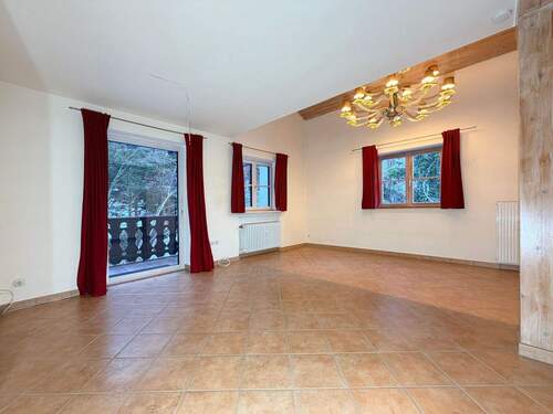 Großzügiges Wohnzimmer mit Balkonzugang (OG) - 