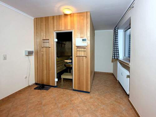 Schlafzimmer mit Zugang zum Südbalkon (OG) - 