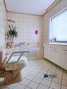 Badezimmer mit Dusche und Wanne - 