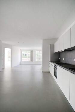 Küche mit Blick zum Wohnbereich - 3 Zimmer Etagenwohnung in Berlin