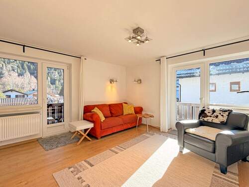 Wohn-/Esszimmer im Obergeschoss mit Zugang zu 2 Balkonen - 