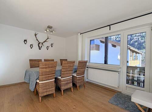 Wohn-/Esszimmer im Obergeschoss mit Zugang zu 2 Balkonen - 