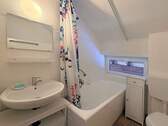 Badezimmer im Dachgeschoss (Whg. Süd/Ost) - 