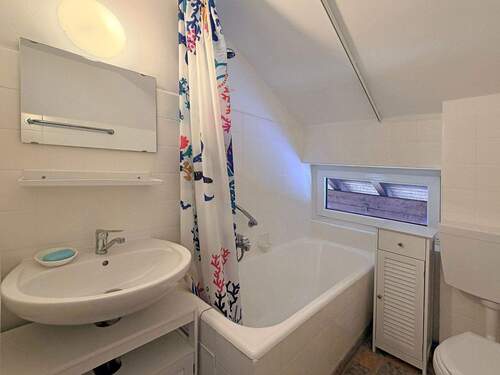 Badezimmer im Dachgeschoss (Whg. Süd/Ost) - 