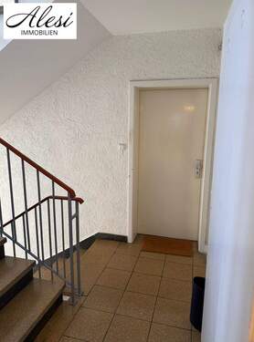 Treppenhaus - 3 Zimmer Etagenwohnung in Stuttgart