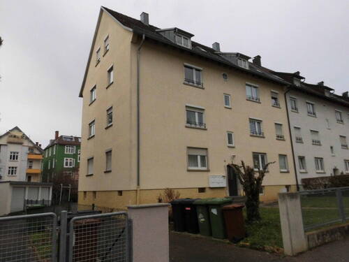 Vorderansicht - Großes Mehrfamilienhaus mit 8 Wohnungen und 5 Garagen von Privat