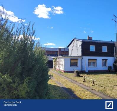 Blick auf die Doppelhaushälfte - Doppelhaushälfte mit großem Grundstück und vielseitigem Nebengebäude - ländliches Wohnen mit Extras