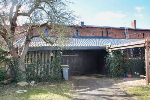 Nebengebäude mit Carport - 