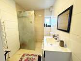 Badezimmer mit Dusche - 
