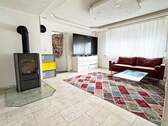 Wohnbereich mit Kamin - Zweifamilienhaus mit großer Garage, zwei Wohnungen und ausbaufähigem Dachgeschoss