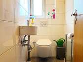 WC mit Tageslichtfenster - 7 Zimmer Mehrfamilienhaus, Wohnhaus in Rangendingen