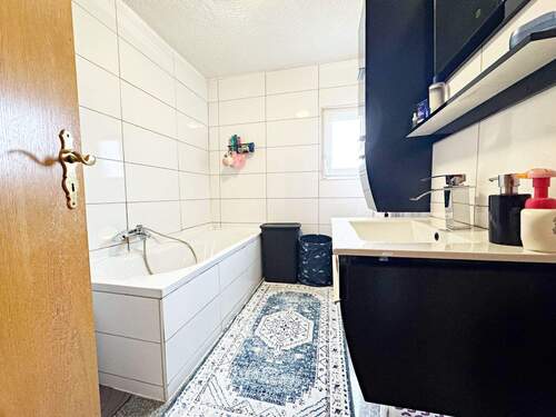 Badezimmer mit Badewanne - Mehrfamilienhaus, Wohnhaus mit 167,40 m² in Rangendingen zum Kaufen