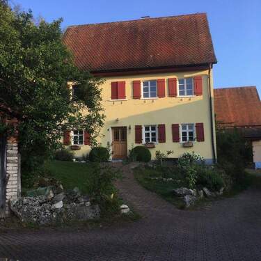 Hausansicht - Bauernhof mit 10.000m² Grund und vorliegender Baugenehmigung in ein Mehrfamilienhaus