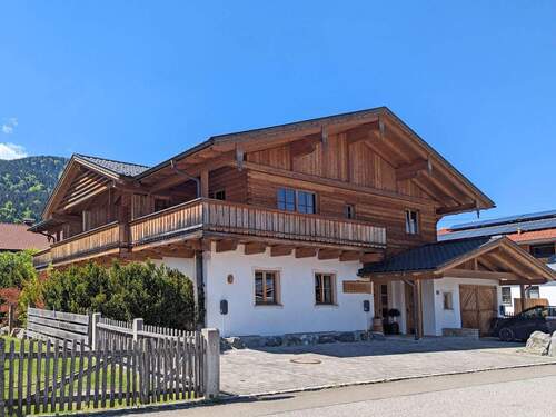 Hausansicht mit Garage - 7 Zimmer Einfamilienhaus zum Kaufen in Oberammergau