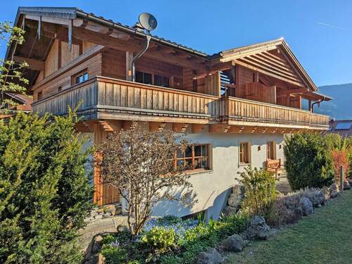 Hausansicht im Sommer - 