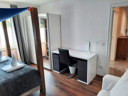 1. Schlafzimmer - Schreibtish - 