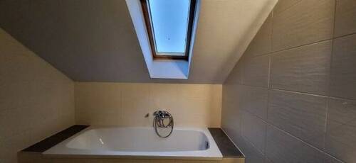 Bad mit Wanne und Fenster - 3 Zimmer Etagenwohnung in Merzig