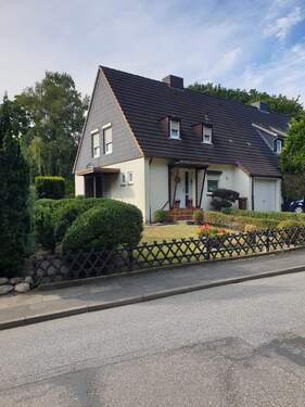Haus von der Strasse -.jpg - Sehr gepflegte DHH mit Vollkeller und traumhaften Grundstück in Itzehoe