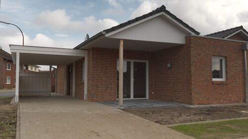 Straßenansicht - Keine Käuferprovision - Doppelhaushälfte in attraktiver Lage