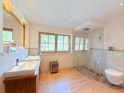 Dusch-und Wannenbad im Obergeschoss .. - 