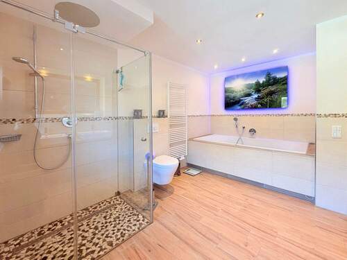 .. mit XL-Whirlpoolwanne
- 