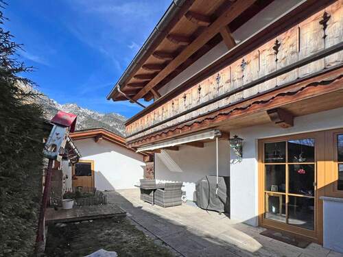 Süd-Westterrasse mit Zugang zur Garage
- 