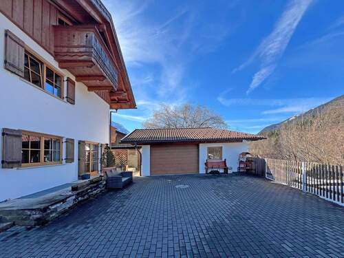 großzügiger gepflasterter Hof vor der Garage - 