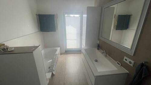 Bad mit Wanne und Dusche - 