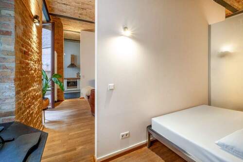 Schlafbereich mit Blick in den Wohnbereich - 