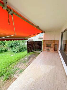 Terrasse mit Markise und Außenkamin - 