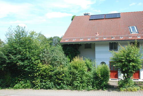 Der Eingang zur Straße hin - 6 Zimmer Reihenendhaus in Peiting