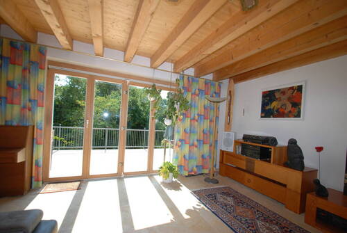 Das Wohnzimmer mit Terrasse davor - Reihenendhaus mit 200,00 m&sup2; in Peiting zum Kaufen