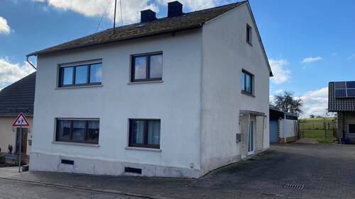 Frontansicht - Gemütliches Einfamilienhaus mit großzügiger Raumaufteilung bietet viel Platz und Möglichkeiten